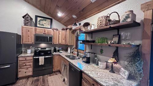 Murphy Casa | Appalachian Mountain Cabin-Updated-Private-Rafting on Ocoee River-Hiking-Waterfalls-WiFi-Pets OK