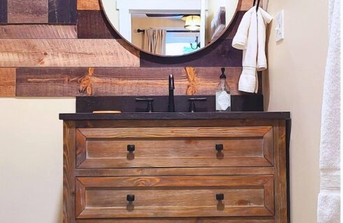 Berkeley Springs Cama Y Desayuno | Appalachian Suite In Town!- Inside newly remodeled Victorian Home