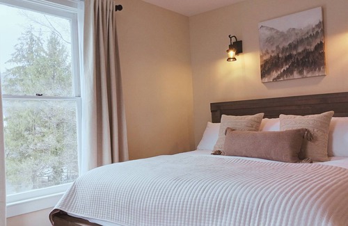 Berkeley Springs Cama Y Desayuno | Appalachian Suite In Town!- Inside newly remodeled Victorian Home
