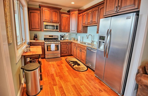 West Jefferson Cabina | Appalachian View-Open for Bookings! Pool Table, Views, Hot Tub