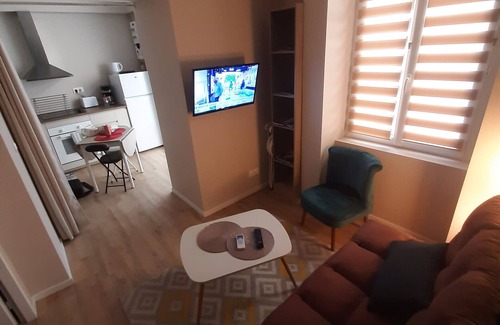 Bourg-Saint-Andeol Apartamento | Appart 100 - Cosy T2 with TV