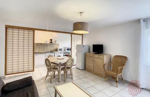 Lamalou-les-Bains Apartamento | Appart F2 à Lamalou, terrasse, wifi, animaux acceptés, proche centre & thermes - FR-1-451-24