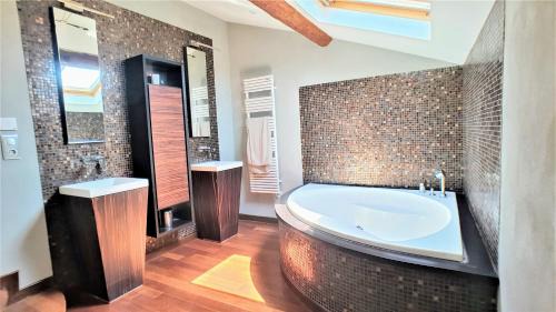 Antibes Old Town Apartamento | Appart'hôtel Luxe Vieil Antibes 75 m2 avec Parking plages à pieds