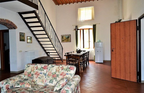 Serravalle Pistoiese Casa | Clarabella Apartment A: Un apartamento característico y acogedor que forma parte de una villa de dos plantas situada en una zona montañosa.