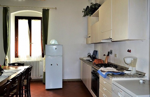 Serravalle Pistoiese Casa | Clarabella Apartment A: Un apartamento característico y acogedor que forma parte de una villa de dos plantas situada en una zona montañosa.