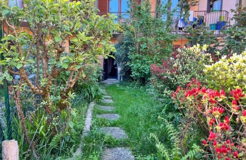 Porto Valtravaglia Apartamento | appartamento con giardino a 2 minuti dal lago