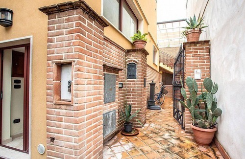 Locri Casa | Ermes Apartment A: un acogedor apartamento situado a poca distancia de la playa.