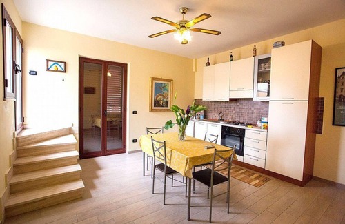 Locri Casa | Apartamento Ermes C: Un acogedor apartamento ubicado a poca distancia de la playa.