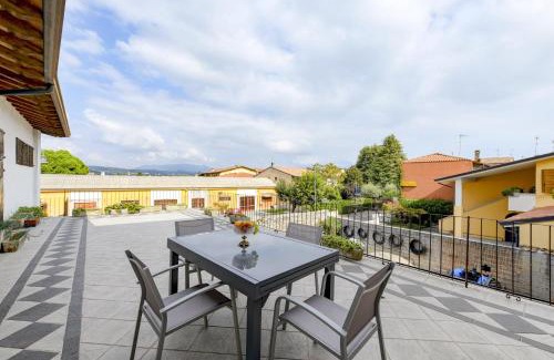Moniga del Garda Apartamento | Appartamento in Piazza