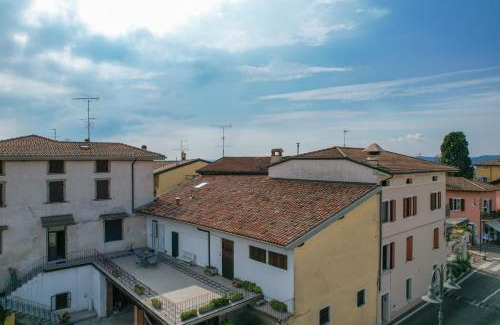Moniga del Garda Apartamento | Appartamento in Piazza