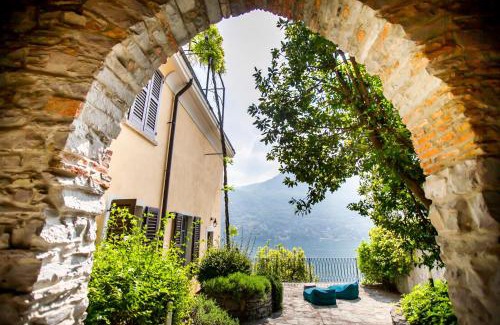 Moltrasio Apartamento | Appartamento in Villa Fioravante by Wonderful Italy