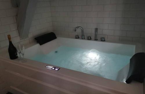 Verneuil-sur-Avre Apartamento | Appartement jacuzzi privatif : Urban Love