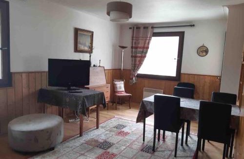 Saint-Etienne-de-Tinee Apartamento | Appartement Chaleureux La Montagne