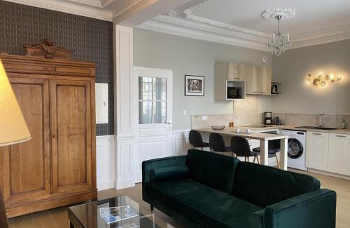 Vieux Vichy Apartamento | Appartement Équipé avec Balcon au Cœur de Vichy - Proche Thermes et Commerces - FR-1-489-362
