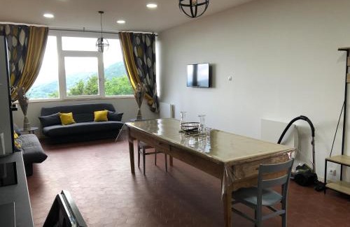 Saint-Jacques-des-Blats Apartamento | appartement 10 couchages le lioran bord rando/ski