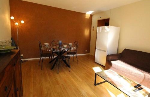 Bagneres-de-Luchon Apartamento | Appartement 2 pièces cabine avec balcon, parking, animaux admis, Wi-Fi - FR-1-313-195