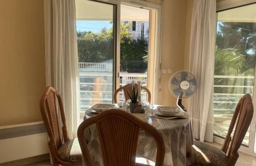 Juan-les-Pins Apartamento | Appartement 2P à Juan les Pins : emplacement idéal, parking, terrasses, proche plage et commerces - FR-1-252-188