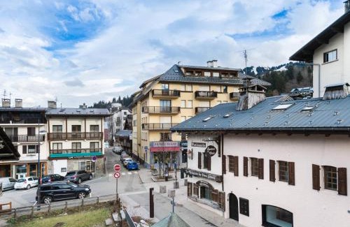 Megeve Apartamento | Appartement 3 Ch. Rénové, Centre de Megève, Balcon, Cheminée, Parking, 3 min Télécabine Chamois - FR-1-453-178