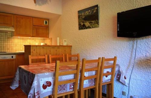 Le Grand-Bornand Apartamento | Appartement 3 pièces/6 pers avec cheminée et parking couvert - FR-1-241-229