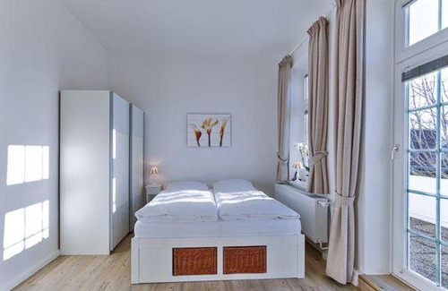 Wenningstedt-Braderup Apartamento | Appartement-5-mit-Suedbalkon-in-strandnaher-Lage-Baederstil-Villa-in-Wenningstedt-Sylt