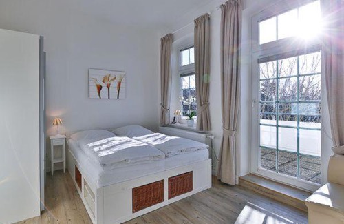 Wenningstedt-Braderup Apartamento | Appartement-5-mit-Suedbalkon-in-strandnaher-Lage-Baederstil-Villa-in-Wenningstedt-Sylt