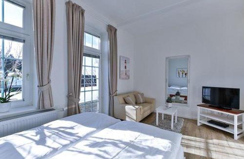 Wenningstedt-Braderup Apartamento | Appartement-5-mit-Suedbalkon-in-strandnaher-Lage-Baederstil-Villa-in-Wenningstedt-Sylt