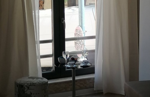 Plovdiv Center Casa | Appartement avec acces personel. Passez Vos vacances dan's une maison situee a quellques pas du centre et de tous les cites historiques a Plovdiv. L'appartement est bien equipe avec tous electromenagers pour passer un merveilleu week and. A 200 metros ...