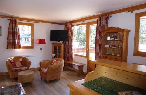 Pralognan-la-Vanoise Apartamento | Appartement Confortable au Centre de Pralognan-la-Vanoise, Proche Téléphérique et Commerces - FR-1-464-107