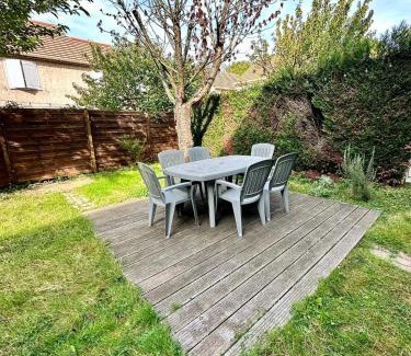 Les Aunettes Apartamento | Appartement calme avec jardin proche de Paris