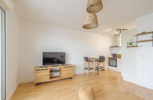 Aytre Apartamento | Appartement Calme avec Grande Terrasse, Aytré, Proche Lac, 2 Pers. - FR-1-535-49