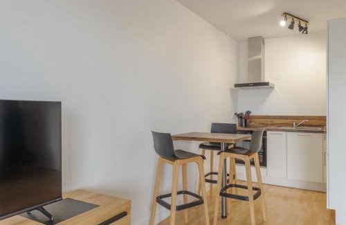 Aytre Apartamento | Appartement Calme avec Grande Terrasse, Aytré, Proche Lac, 2 Pers. - FR-1-535-49