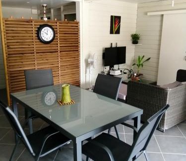 Lepinay Apartamento | Appartement charmant à Rivière-Pilote avec piscine partagéeB