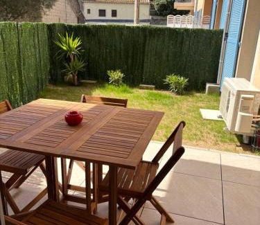 Plan-de-la-Tour Apartamento | Appartement climatisé avec jardin 4 personnes
