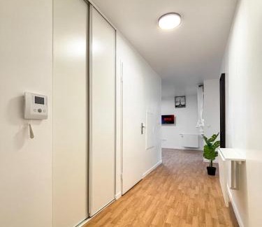Saint-Denis Apartamento | Appartement Cosy avec Loggia et Parking privé