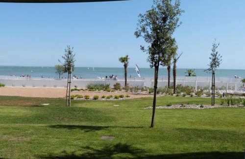 La Tranche-sur-Mer Apartamento | Appartement en bord de mer, 2 chambres, piscine, parking, animaux admis - FR-1-194-231