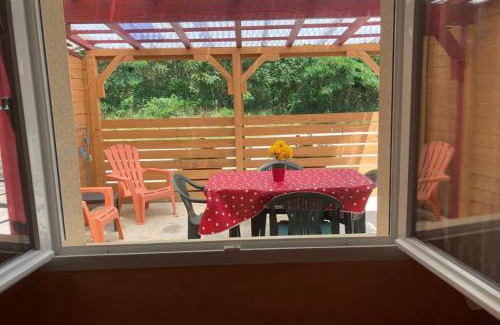 Compreignac Apartamento | Appartement indépendant, terrasse couverte, rouge
