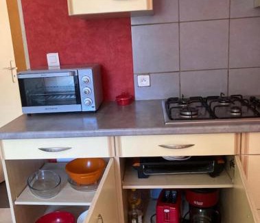 Compreignac Apartamento | Appartement indépendant, terrasse couverte, rouge