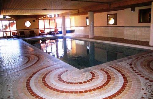 Arc-2000 Apartamento | Appartement montagnard spacieux avec balcon, proche pistes et commerces, accès piscine et sauna - FR-1-411-700
