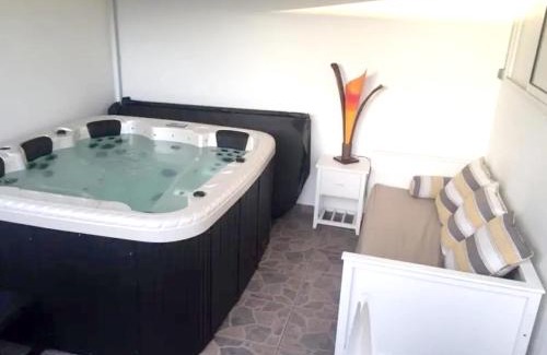 Trois-Bassins Apartamento | Appartement moderne au cœur de Les Trois-Bassins avec jacuzzi
