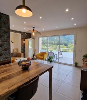 Die Apartamento | Appartement neuf, avec vue montagnes.