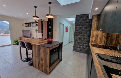 Die Apartamento | Appartement neuf, avec vue montagnes.