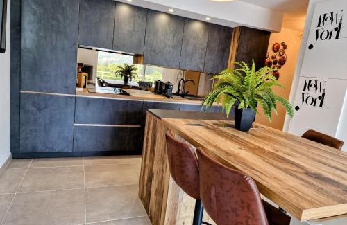 Die Apartamento | Appartement neuf, avec vue montagnes.