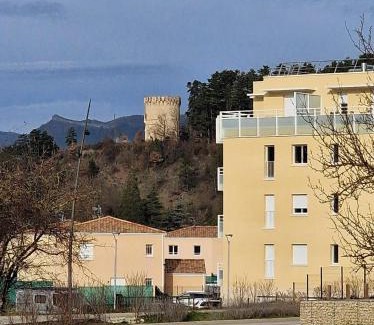 Die Apartamento | Appartement neuf, avec vue montagnes.