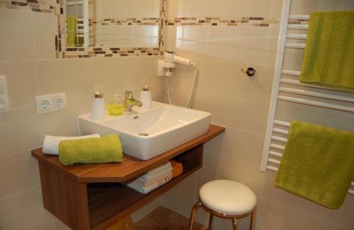 Schuttdorf Apartamento | Appartement Pension Albert summercard and free parking included