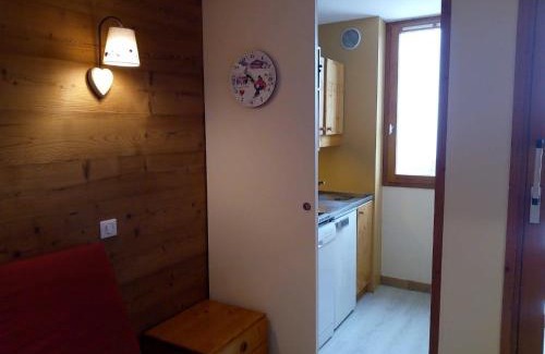 Meribel-Mottaret Apartamento | Appartement rénové à Méribel, 1 chambre, 3 couchages, balcon, accès pistes, casier à skis, WIFI - FR-1-355-175