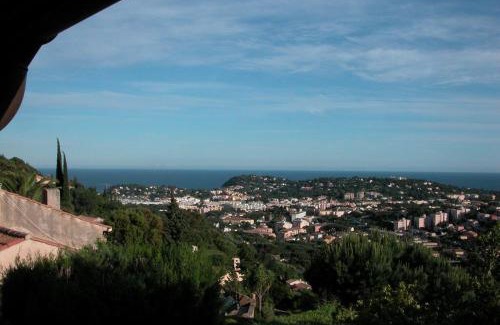 Cavalaire-sur-Mer Apartamento | APPARTEMENT REZ DE JARDIN DANS VILLA VUE MER