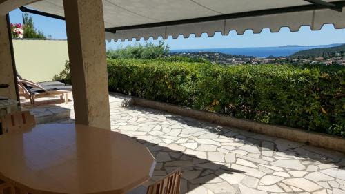 Cavalaire-sur-Mer Apartamento | APPARTEMENT REZ DE JARDIN DANS VILLA VUE MER