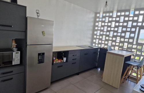 Les Abymes Apartamento | Appartement spacieux aux Abymes avec vue sur la ville, 70 m²