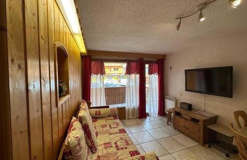 Meribel Centre Apartamento | Appartement spacieux au cœur de Méribel, proche des pistes avec balcon et TV - FR-1-688-40