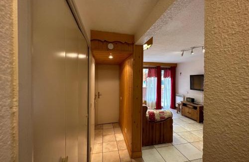 Meribel Centre Apartamento | Appartement spacieux au cœur de Méribel, proche des pistes avec balcon et TV - FR-1-688-40